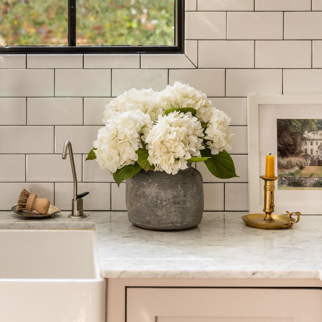 The Advantages of Artificial Flowers and Plants for Interior Decoration